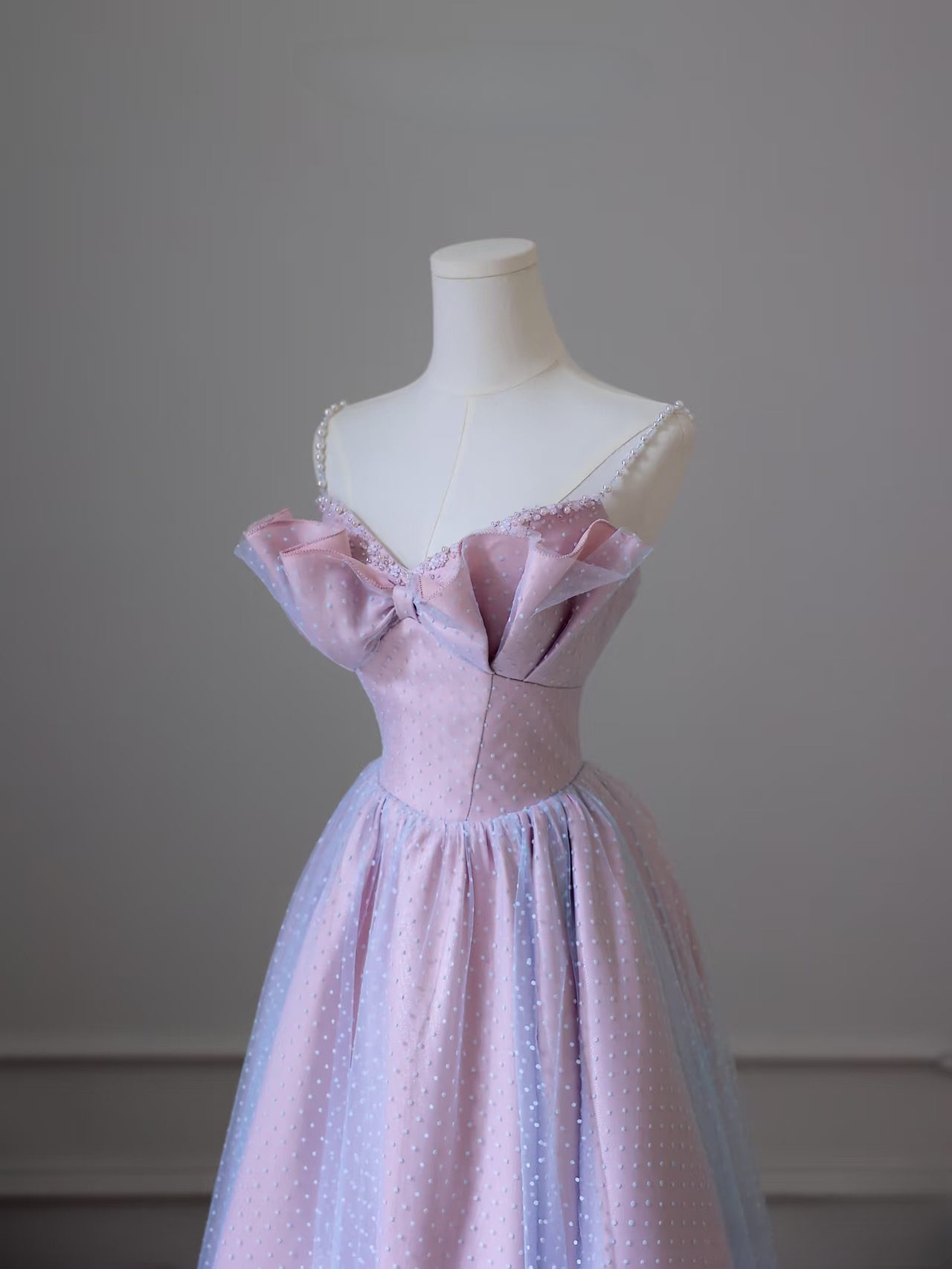 Robe de bal longue élégante en tulle à bretelles spaghetti et perles roses. Inspiration : robes de bal tendance. Robe de bal AU071.