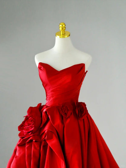 Robe de bal charmante, décolleté cœur, en satin rouge, longue, robe de bal fleurie AU071
