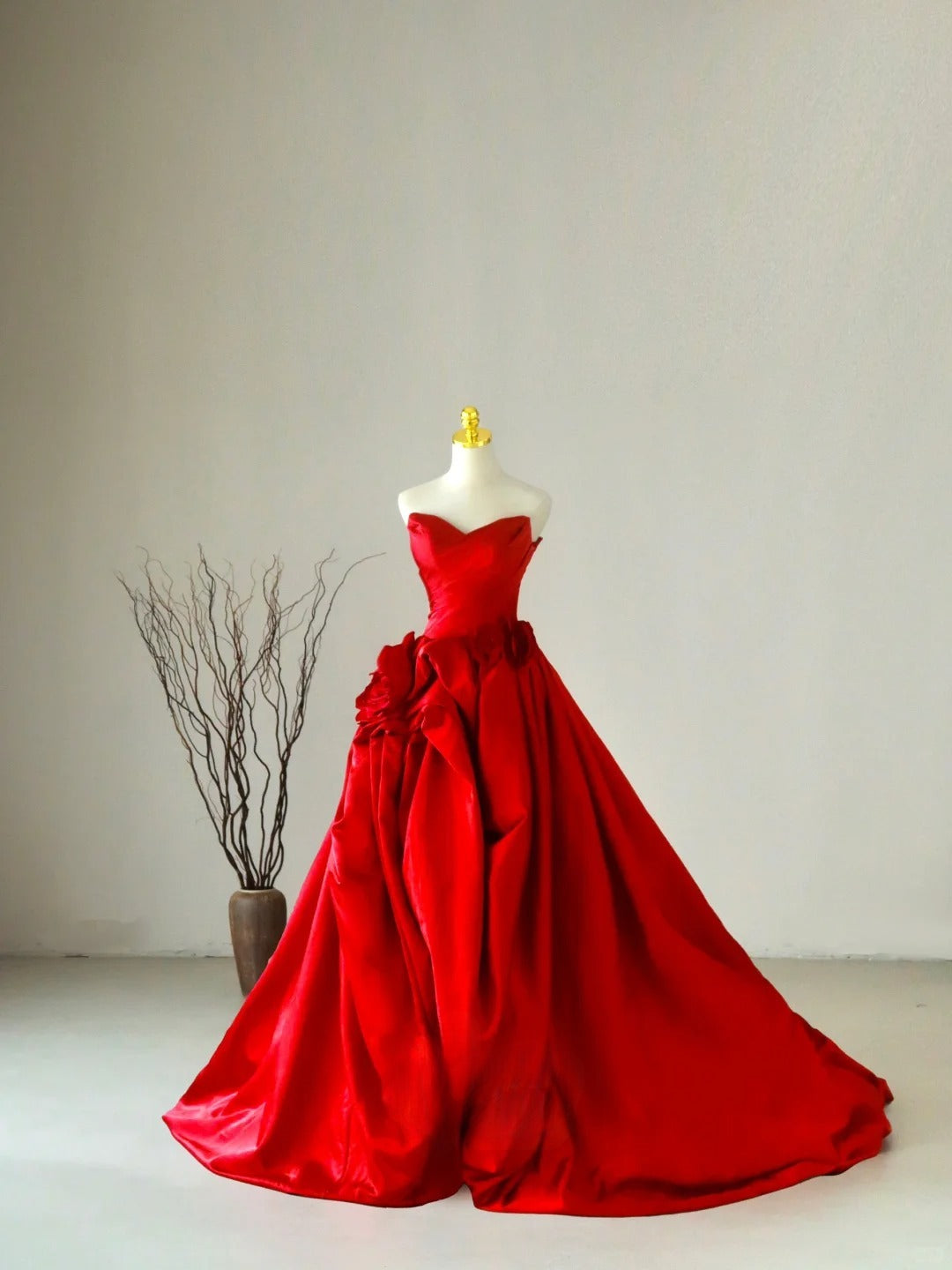 Robe de bal charmante, décolleté cœur, en satin rouge, longue, robe de bal fleurie AU071