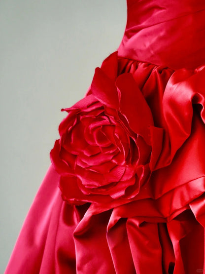 Robe de bal charmante, décolleté cœur, en satin rouge, longue, robe de bal fleurie AU071