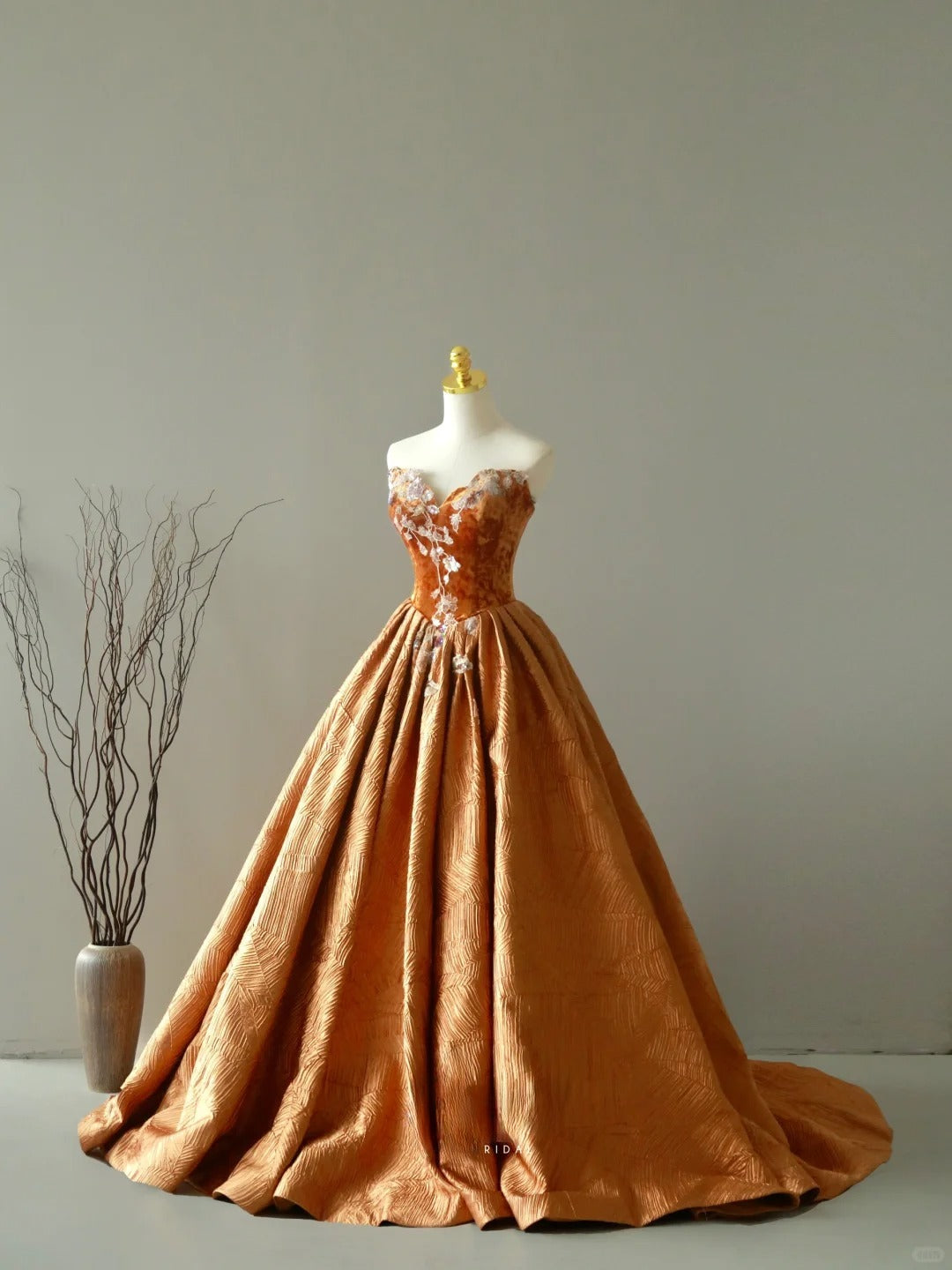 Beautiful Ball Gown Sweetheart Velvet Long Prom Dresses Appliques Prom Gowns AU051