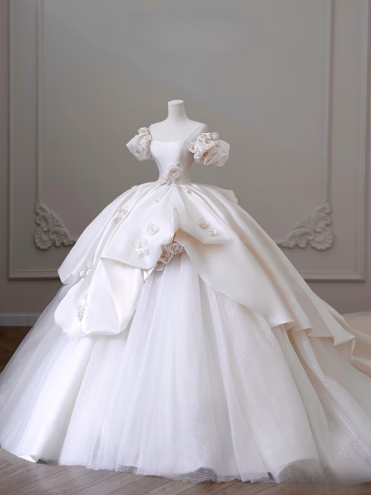 Verträumtes Ballkleid aus der Schulter Satin mit kurzen Ärmeln weiß lange Blumen Brautkleid Fee formale Brautkleider AU082