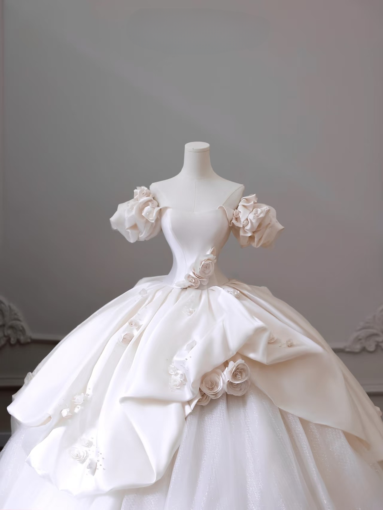 Verträumtes Ballkleid aus der Schulter Satin mit kurzen Ärmeln weiß lange Blumen Brautkleid Fee formale Brautkleider AU082