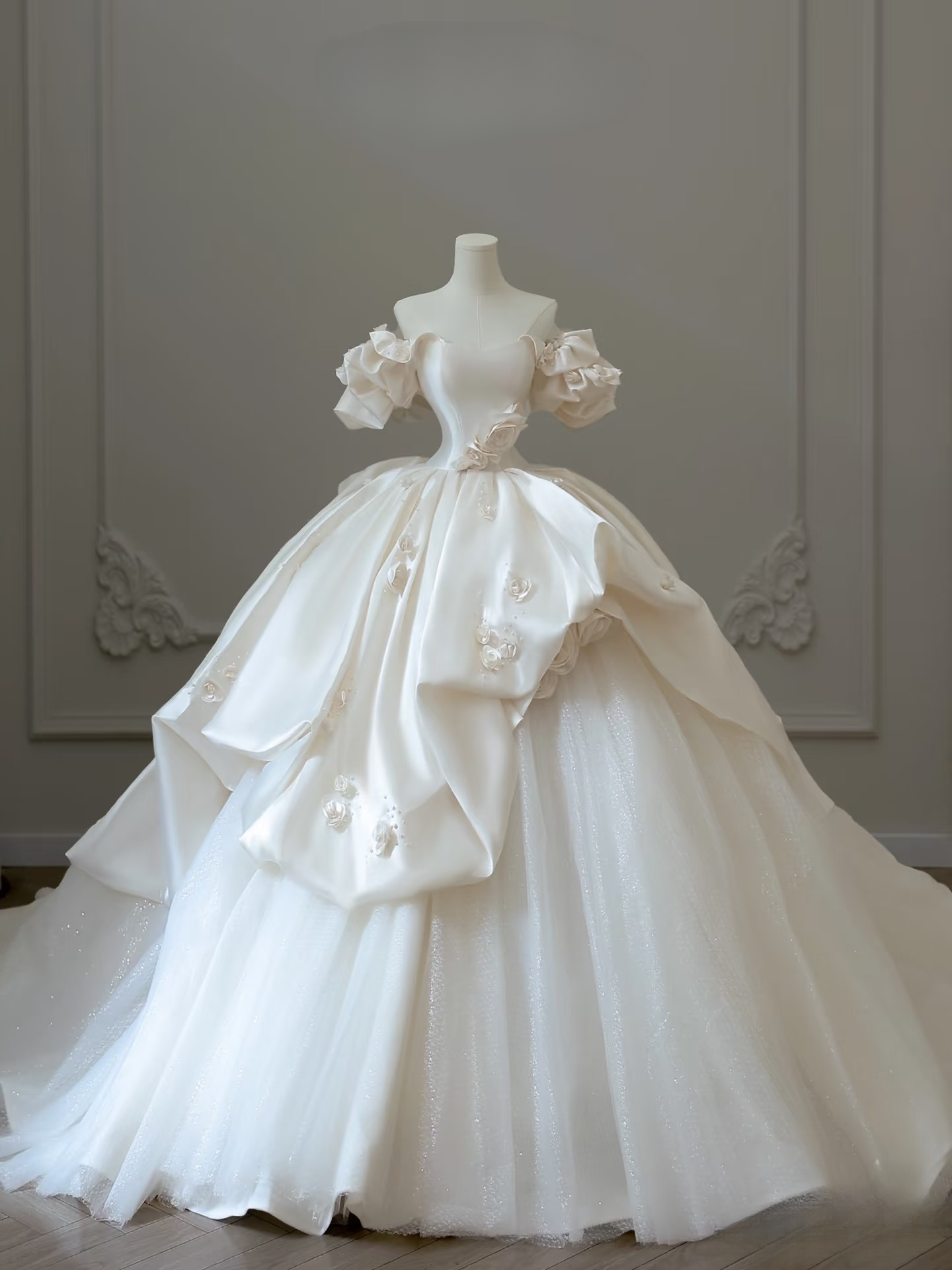 Verträumtes Ballkleid aus der Schulter Satin mit kurzen Ärmeln weiß lange Blumen Brautkleid Fee formale Brautkleider AU082