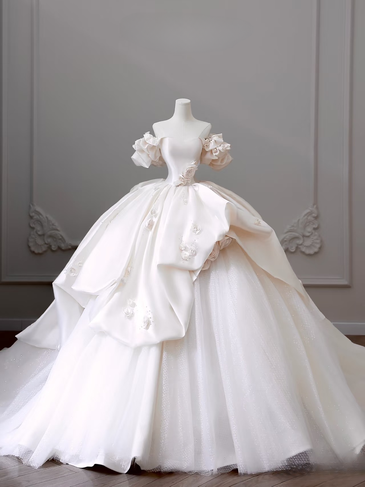 Verträumtes Ballkleid aus der Schulter Satin mit kurzen Ärmeln weiß lange Blumen Brautkleid Fee formale Brautkleider AU082