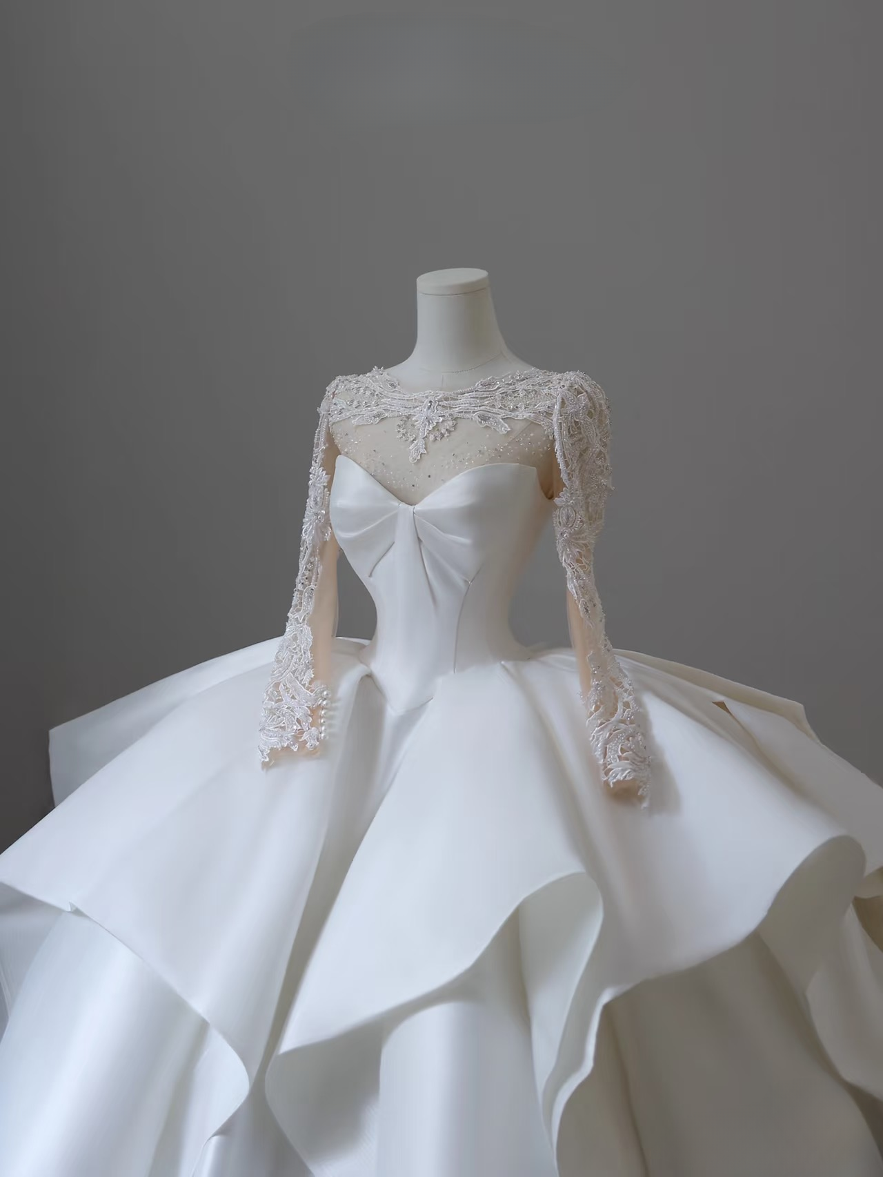 Verträumtes Ballkleid Sweetheart Satin Weiß Applikationen Lange Ärmel Brautkleid Fee Formale Brautkleider AU086