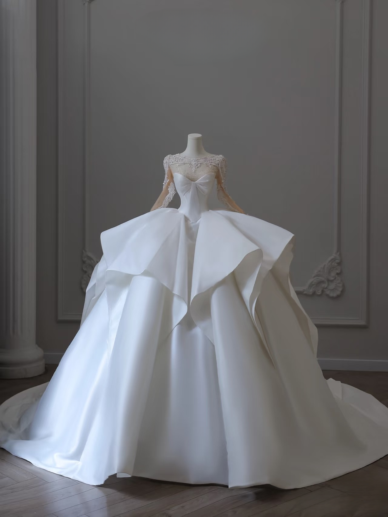 Verträumtes Ballkleid Sweetheart Satin Weiß Applikationen Lange Ärmel Brautkleid Fee Formale Brautkleider AU086