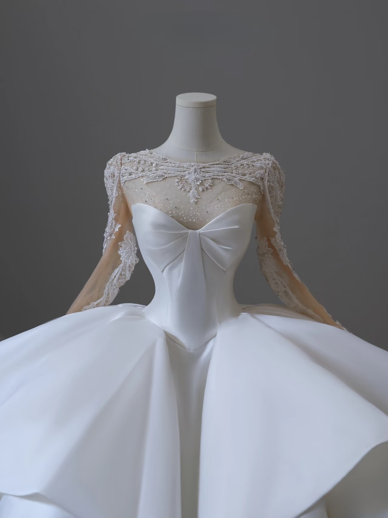 Verträumtes Ballkleid Sweetheart Satin Weiß Applikationen Lange Ärmel Brautkleid Fee Formale Brautkleider AU086