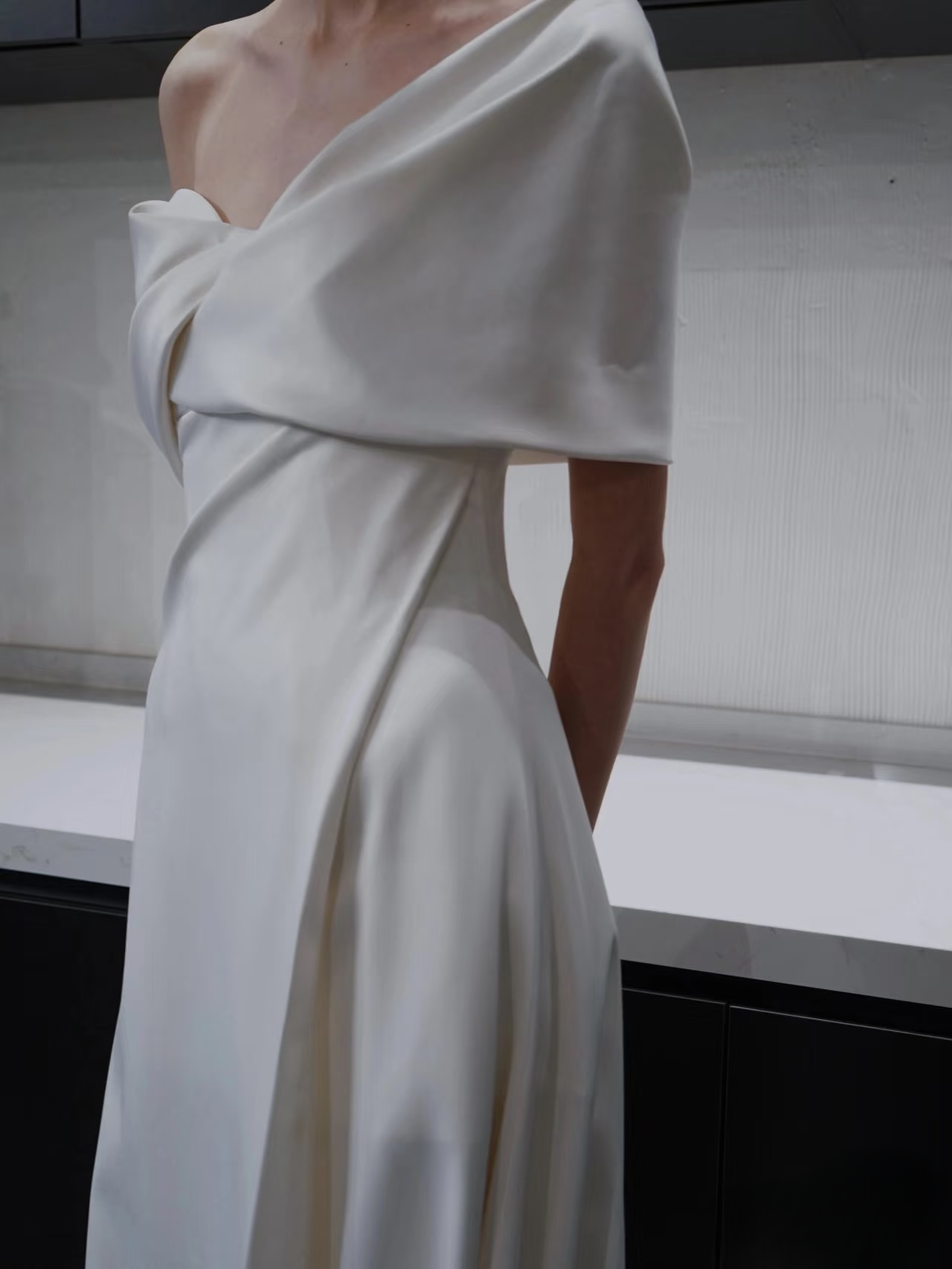 Verträumtes A-Linie Schulterfrei Satin Weiß Kurze Ärmel Brautkleid Fee Formale Brautkleider AU088