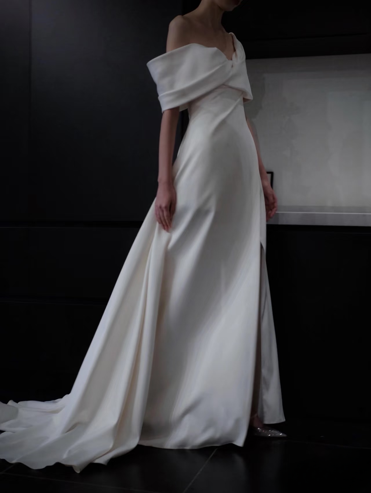 Verträumtes A-Linie Schulterfrei Satin Weiß Kurze Ärmel Brautkleid Fee Formale Brautkleider AU088