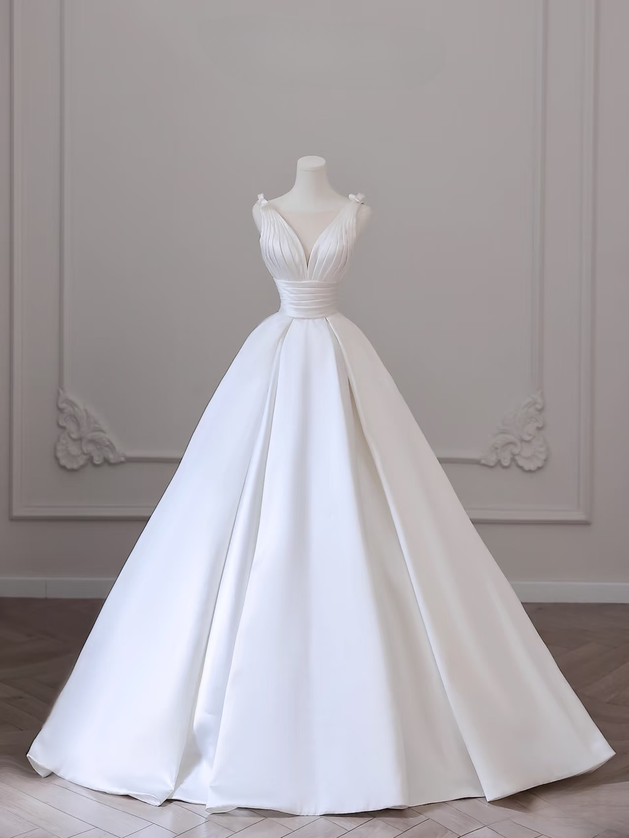 Robe de mariée longue blanche plissée en satin à col en V et simple, tenue de soirée féerique AU089