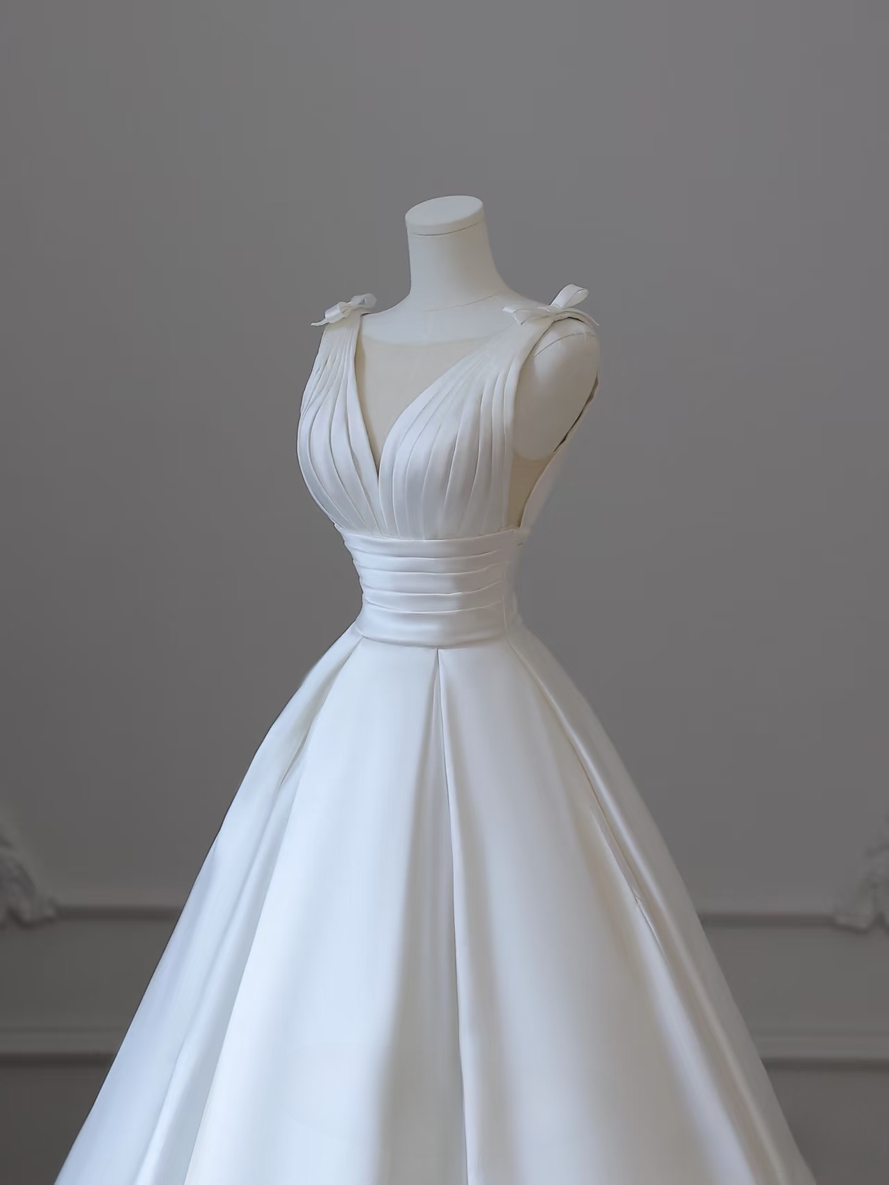Robe de mariée longue blanche plissée en satin à col en V et simple, tenue de soirée féerique AU089