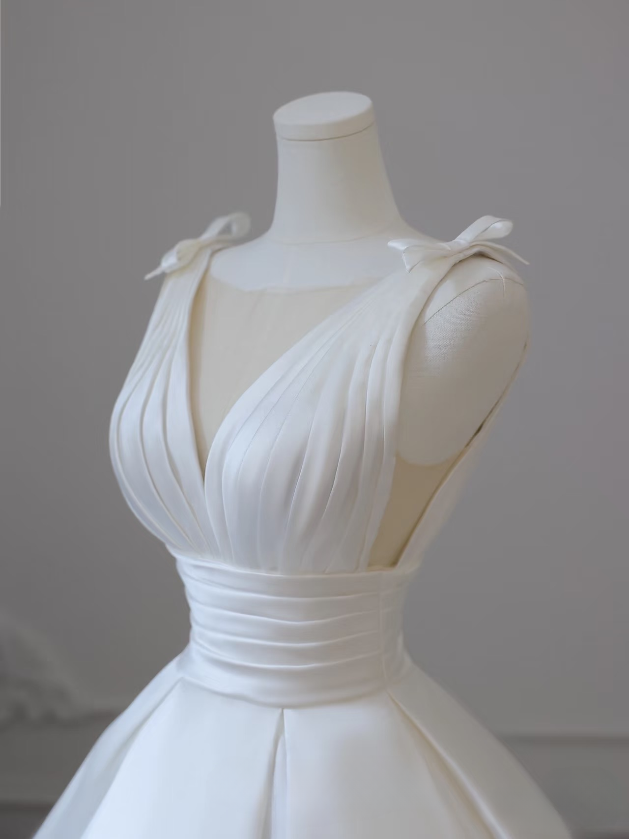 Robe de mariée longue blanche plissée en satin à col en V et simple, tenue de soirée féerique AU089
