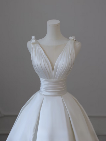 Robe de mariée longue blanche plissée en satin à col en V et simple, tenue de soirée féerique AU089