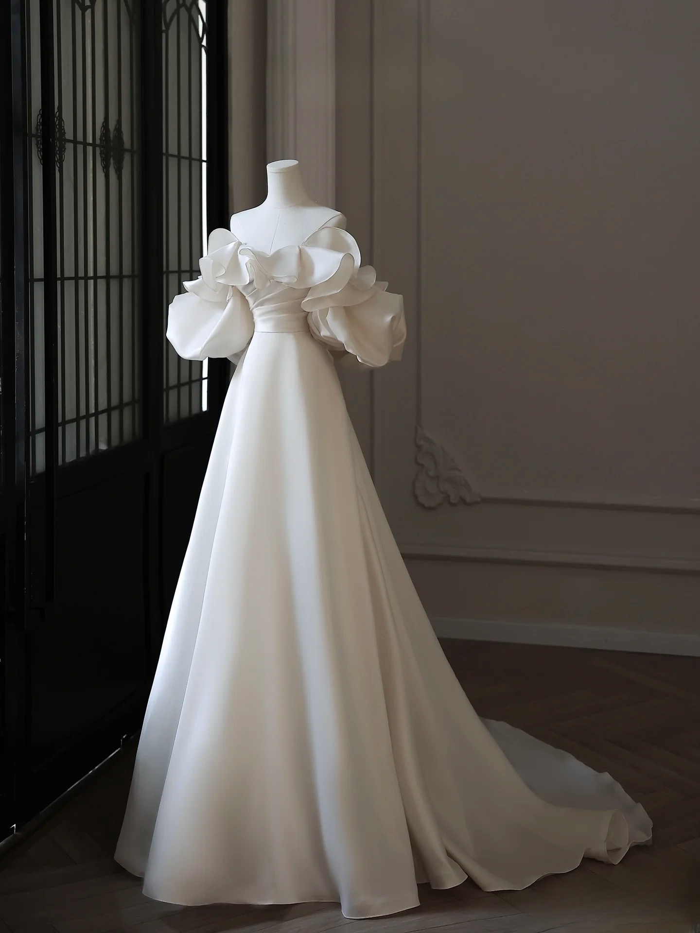 Robe de mariée trapèze en satin blanc à épaules dénudées et manches courtes, tenue de soirée féerique AU091