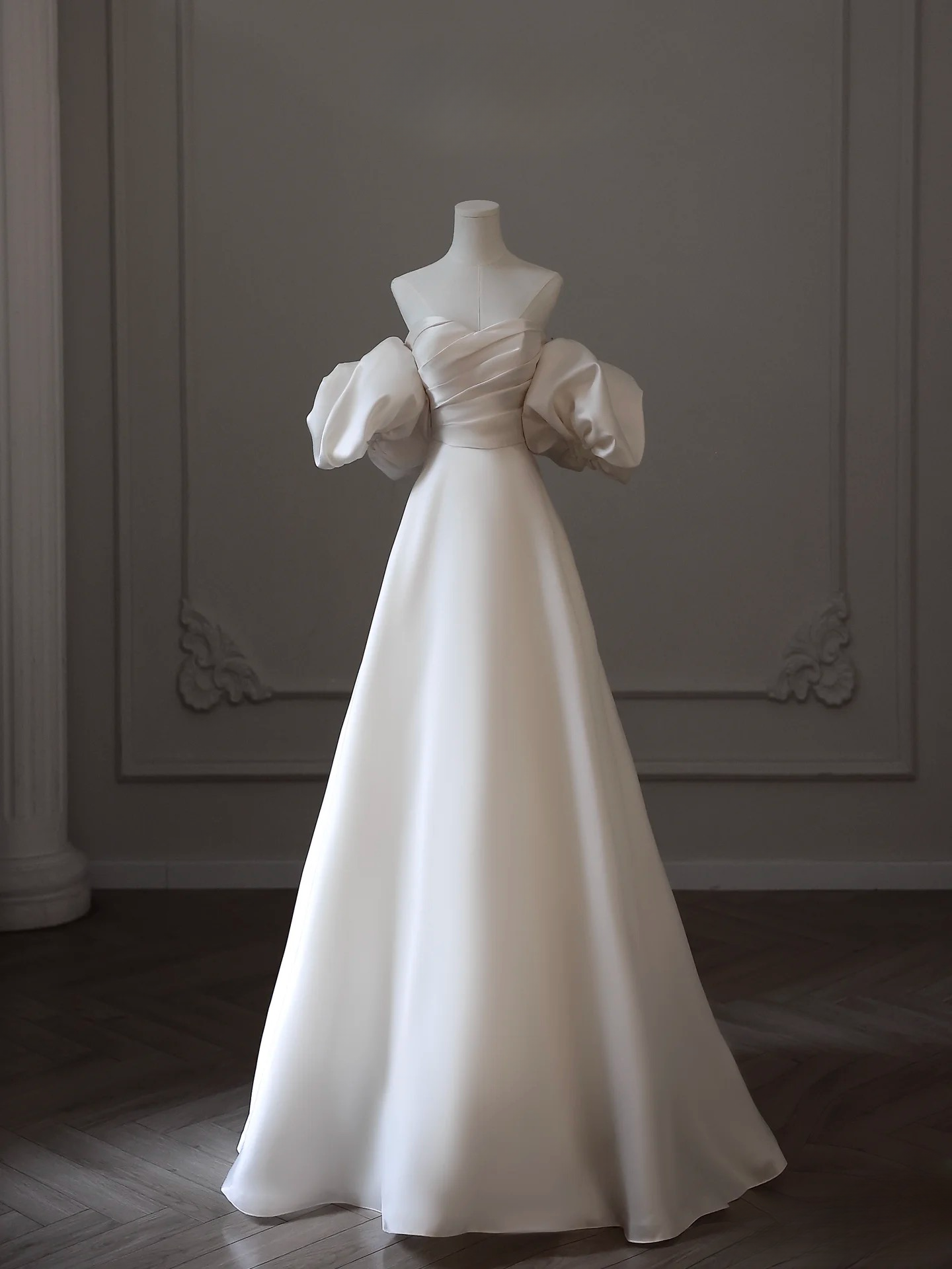 Robe de mariée trapèze en satin blanc à épaules dénudées et manches courtes, tenue de soirée féerique AU091