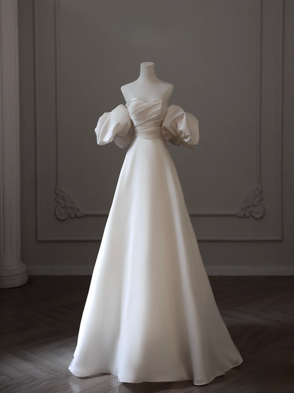 Robe de mariée trapèze en satin blanc à épaules dénudées et manches courtes, tenue de soirée féerique AU091