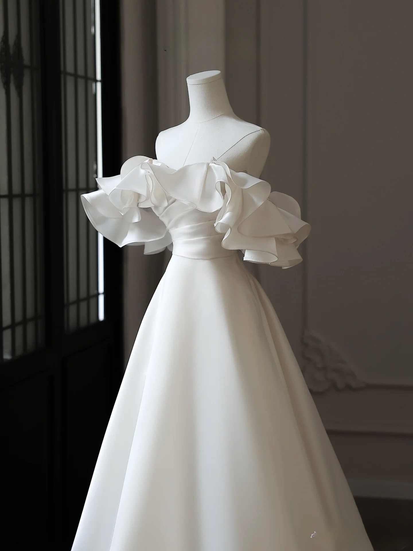 Robe de mariée trapèze en satin blanc à épaules dénudées et manches courtes, tenue de soirée féerique AU091