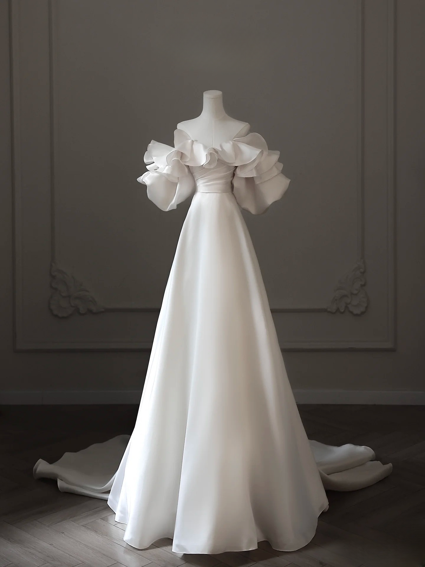 Robe de mariée trapèze en satin blanc à épaules dénudées et manches courtes, tenue de soirée féerique AU091