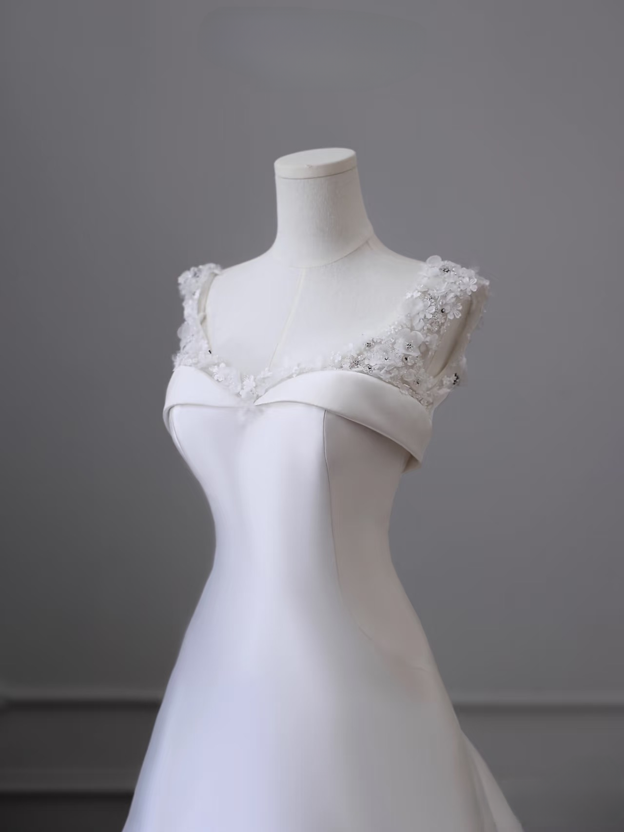 Modest Ball Gown Off The Shoulder Satin White Short Sleeves Wedding Dress Fairy Formal Wedding Dresses AU094