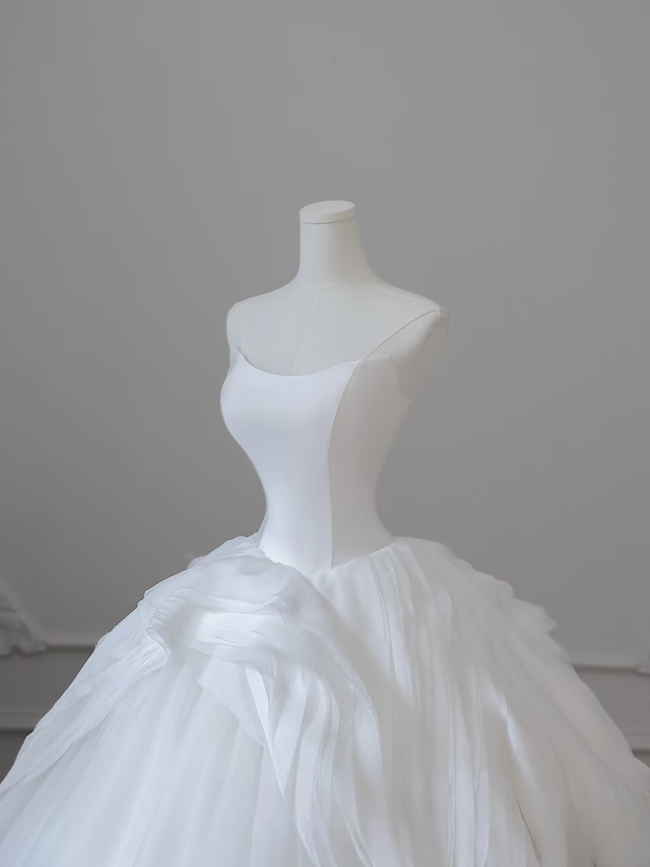 Elegantes Ballkleid Trägerloses Satin Tüll Weiß Langes Brautkleid Fee Formale Brautkleider Brautkleid AU099