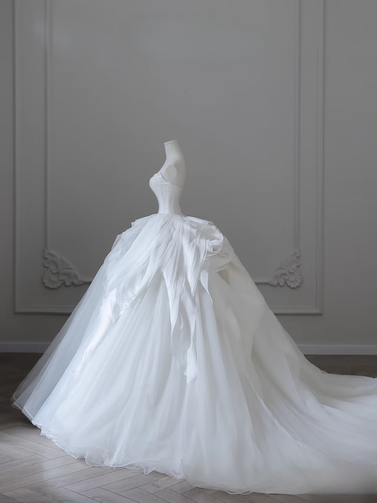 Elegantes Ballkleid Trägerloses Satin Tüll Weiß Langes Brautkleid Fee Formale Brautkleider Brautkleid AU099