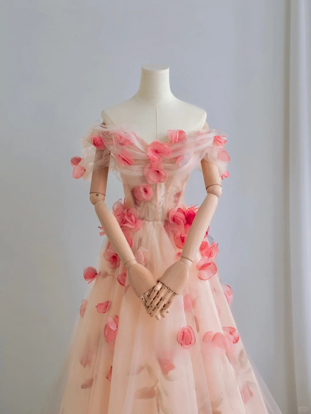 Robe de bal longue rose à épaules dénudées, manches courtes et dentelle florale, coupe trapèze, modèle AU103