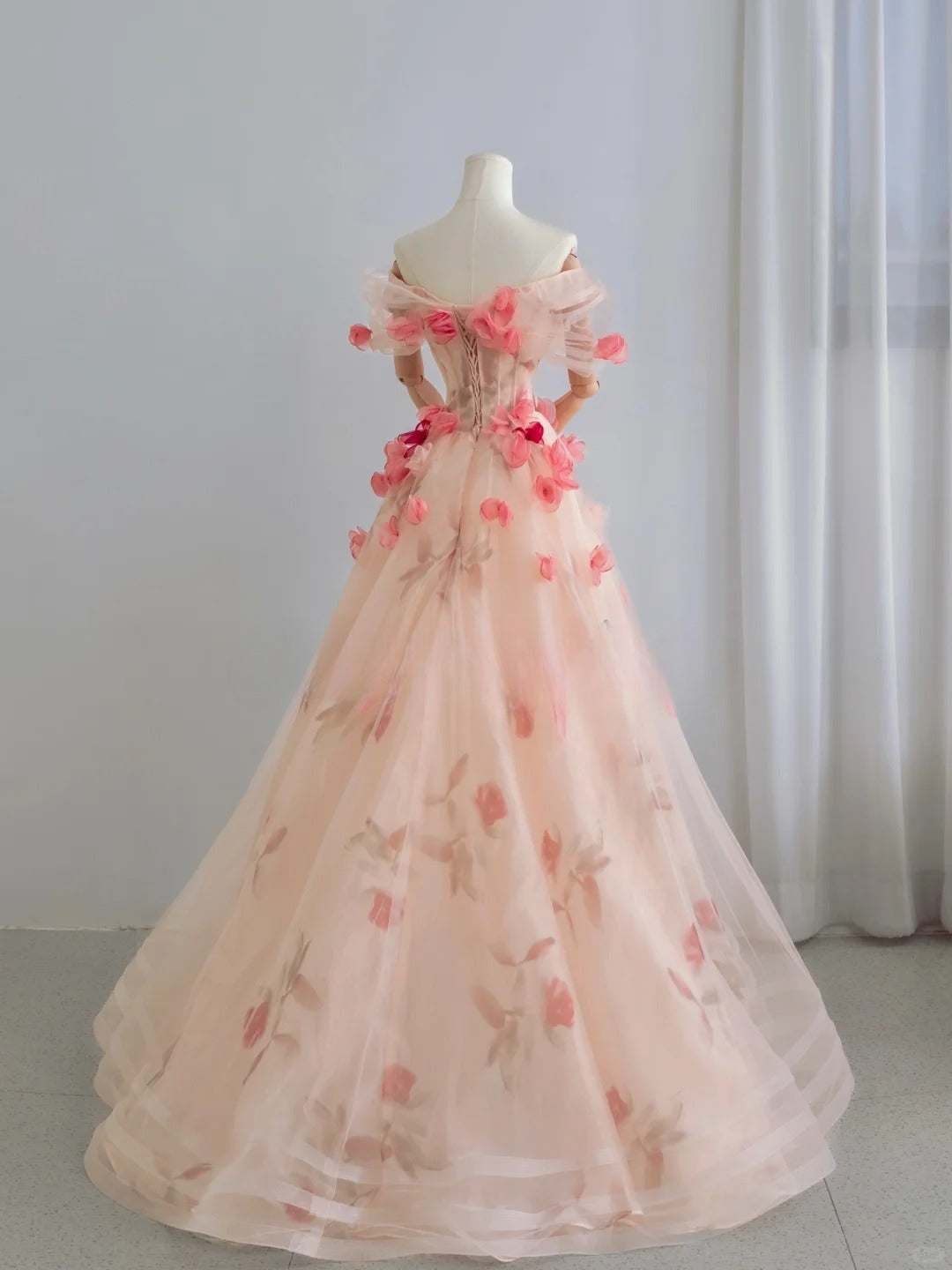 Robe de bal longue rose à épaules dénudées, manches courtes et dentelle florale, coupe trapèze, modèle AU103