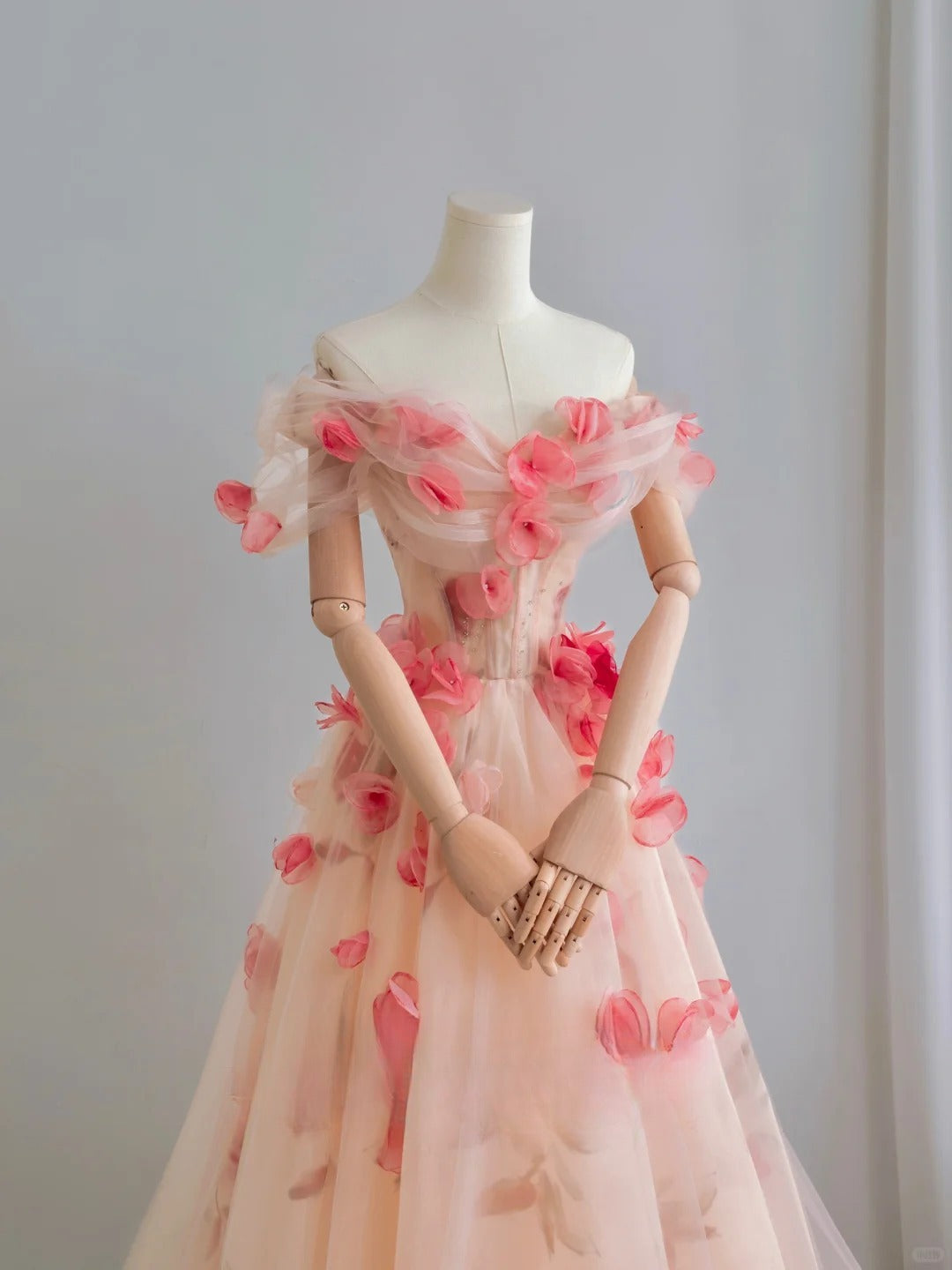Robe de bal longue rose à épaules dénudées, manches courtes et dentelle florale, coupe trapèze, modèle AU103