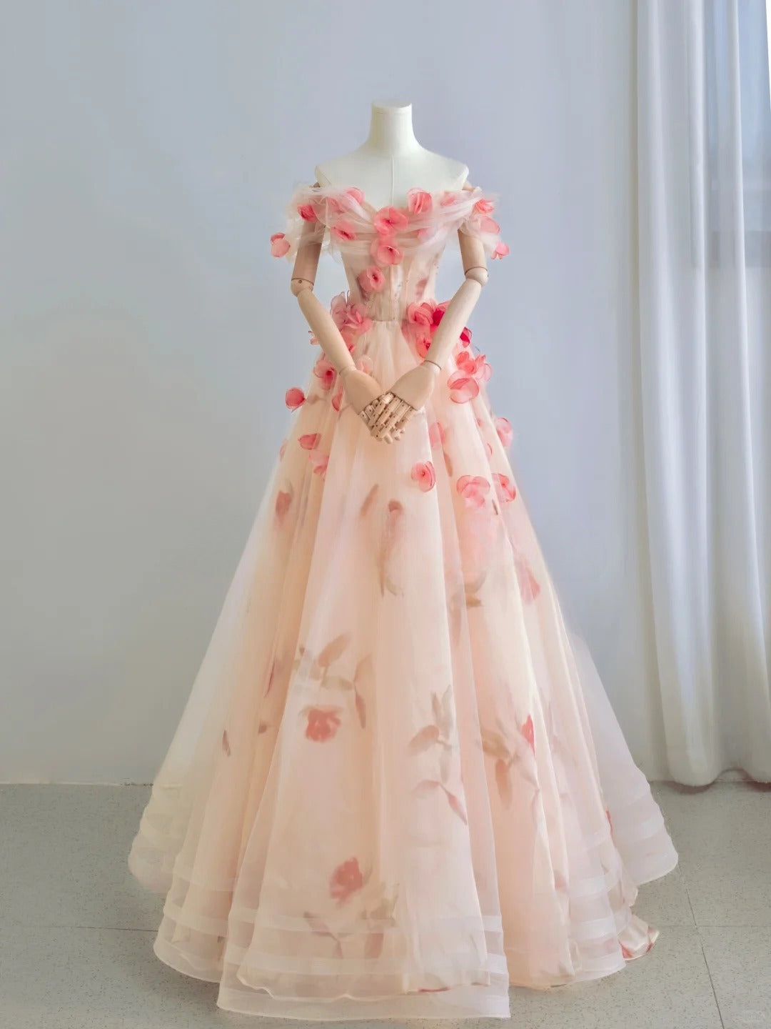 Robe de bal longue rose à épaules dénudées, manches courtes et dentelle florale, coupe trapèze, modèle AU103