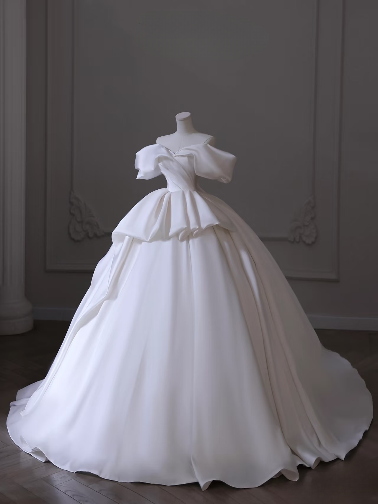 Robe de mariée de rêve en satin blanc à épaules dénudées et manches courtes, tenue de soirée féerique AU108