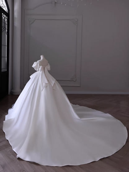 Robe de mariée de rêve en satin blanc à épaules dénudées et manches courtes, tenue de soirée féerique AU108