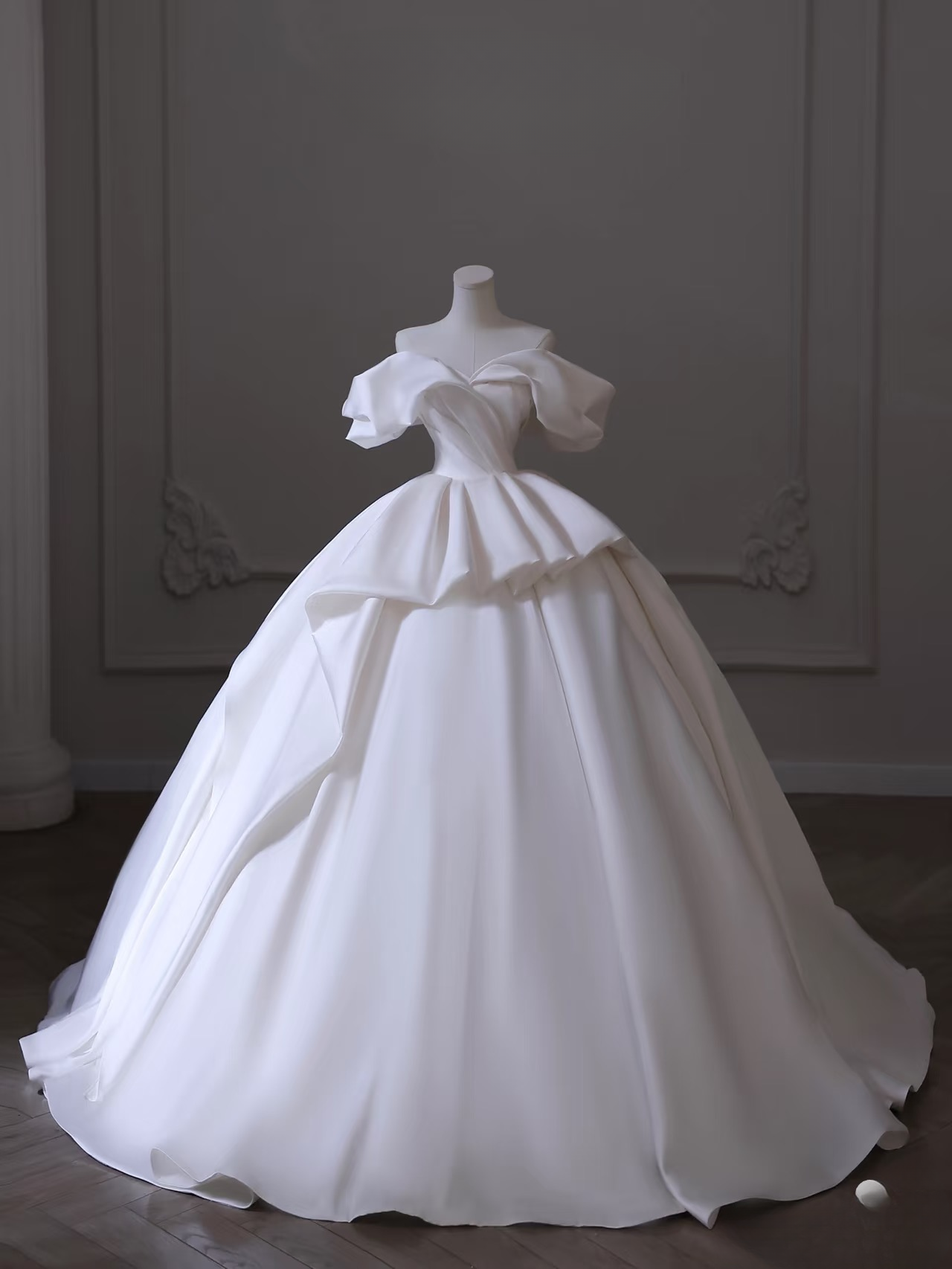 Robe de mariée de rêve en satin blanc à épaules dénudées et manches courtes, tenue de soirée féerique AU108