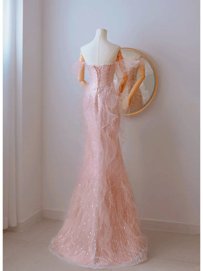 Robe de bal longue rose poudré à épaules dénudées et manches courtes ornée de perles, style sirène, référence AU110