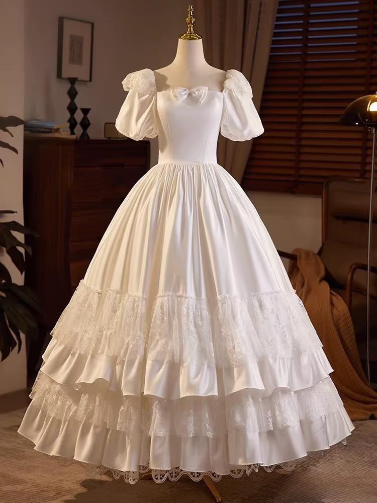 Robe de mariée longue vintage en satin blanc à manches longues et col carré, ornée de plusieurs volants (AU124)