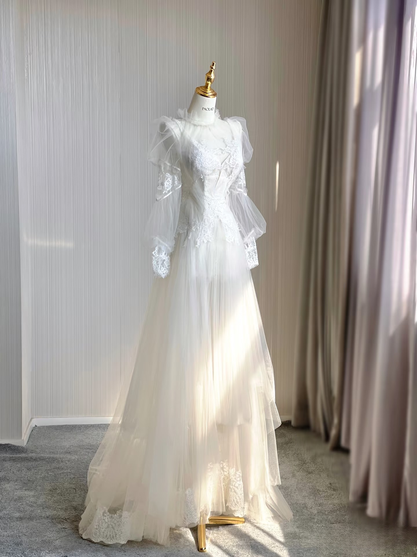 Robe de mariée trapèze en tulle et dentelle blanche, col en V, style féerique, AU126