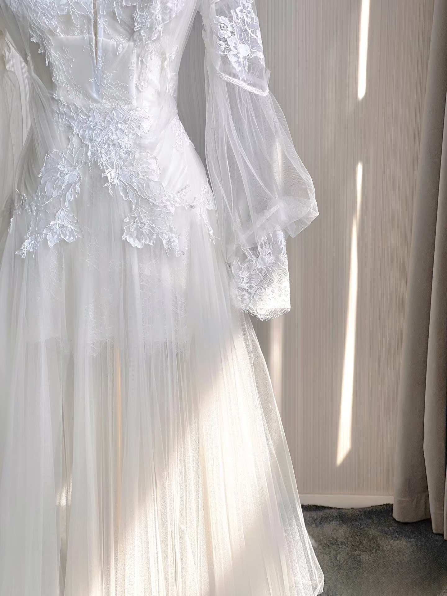 Robe de mariée trapèze en tulle et dentelle blanche, col en V, style féerique, AU126
