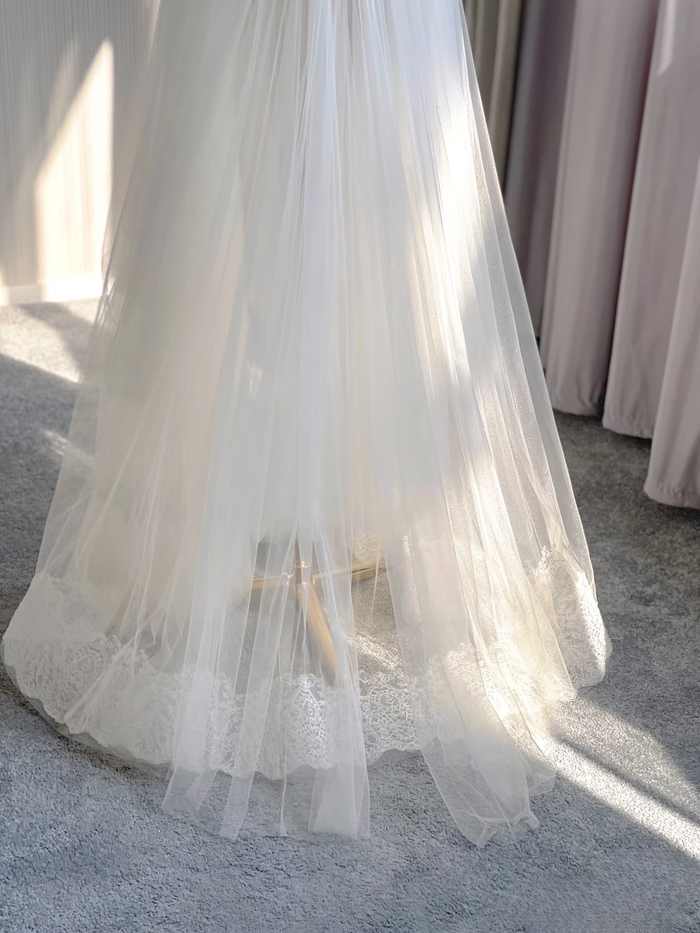 Robe de mariée trapèze en tulle et dentelle blanche, col en V, style féerique, AU126