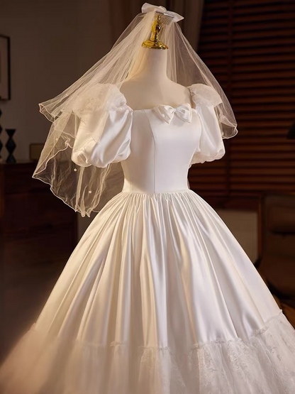 Robe de mariée longue vintage en satin blanc à manches longues et col carré, ornée de plusieurs volants (AU124)