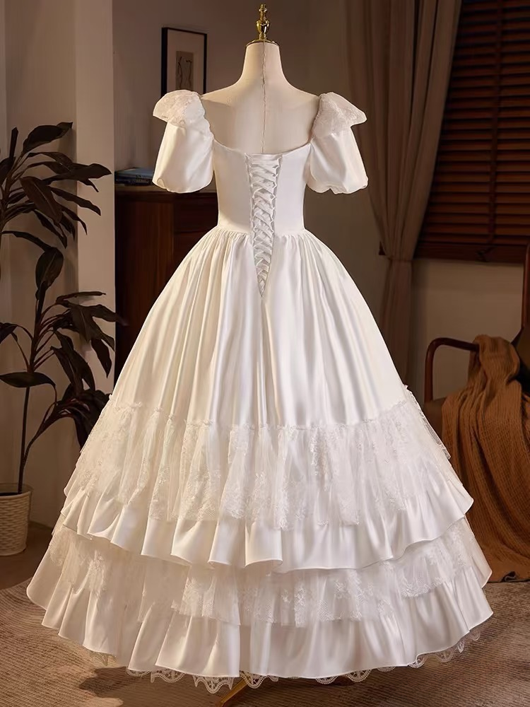 Robe de mariée longue vintage en satin blanc à manches longues et col carré, ornée de plusieurs volants (AU124)