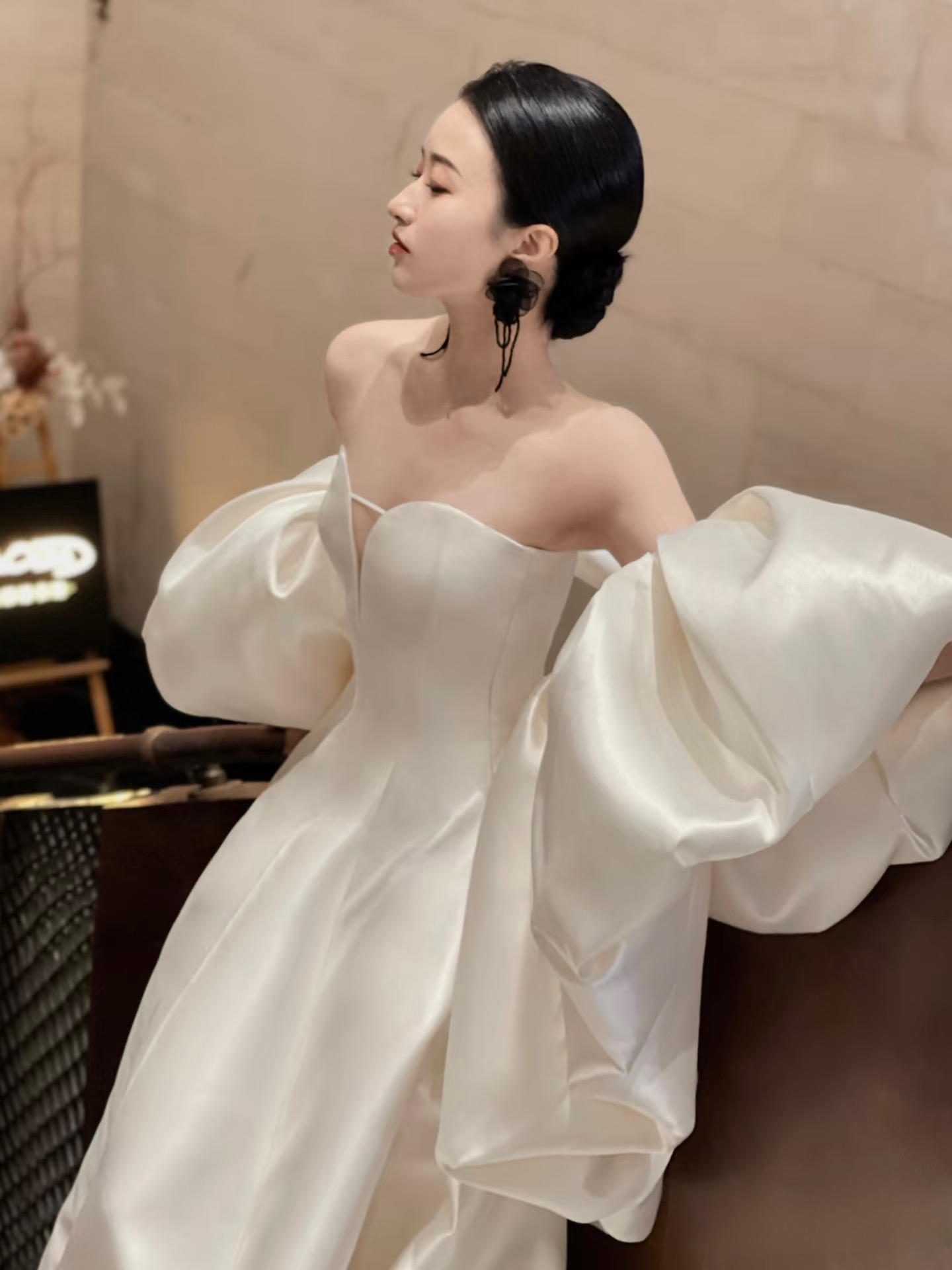 Robe de mariée blanche en satin à col en cœur et cape, tenue de bal de rêve, style féerique, AU134