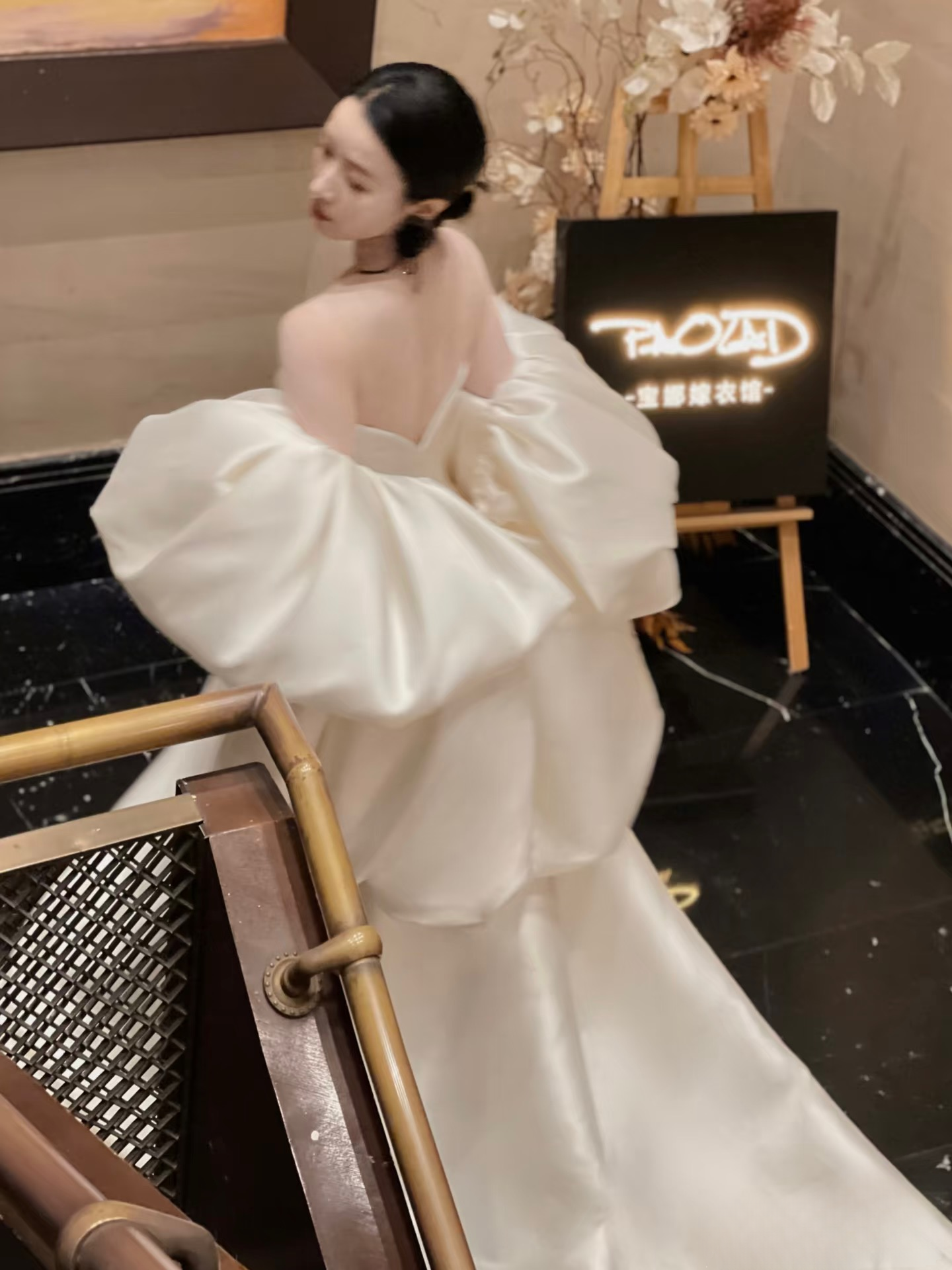 Robe de mariée blanche en satin à col en cœur et cape, tenue de bal de rêve, style féerique, AU134
