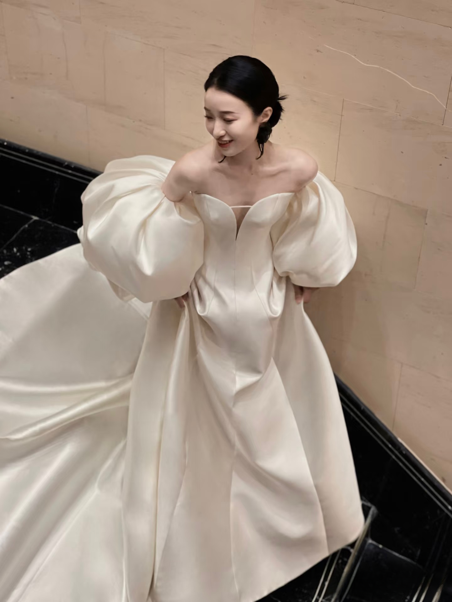 Robe de mariée blanche en satin à col en cœur et cape, tenue de bal de rêve, style féerique, AU134