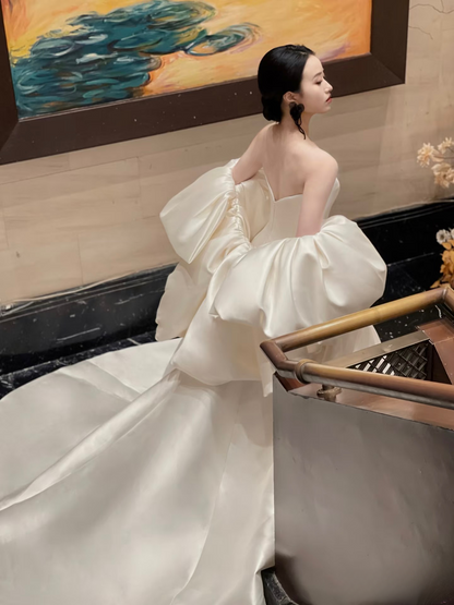 Robe de mariée blanche en satin à col en cœur et cape, tenue de bal de rêve, style féerique, AU134