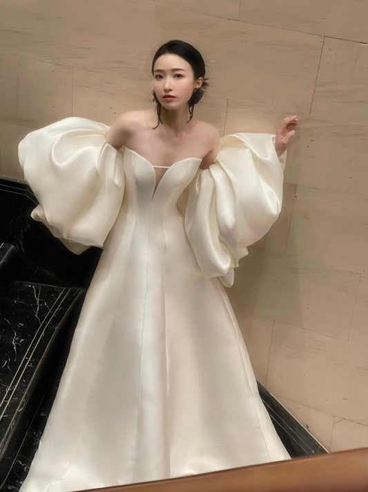 Dream Ball Gown Sweetheart Satin White Wedding Dress With Cape Fairy Formal Wedding Dresses AU134