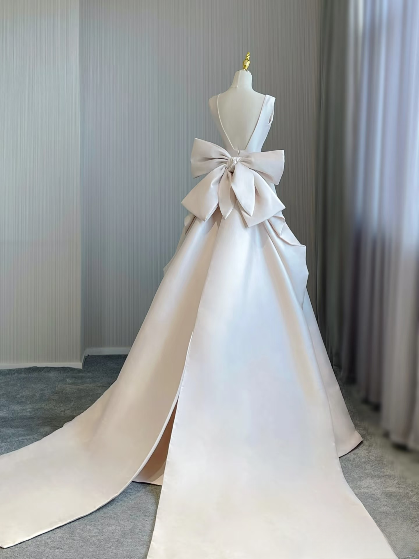 Traum Ballkleid V-Ausschnitt Ärmellos Satin Weiß Brautkleid Fee Formale Bräute Kleid Brautkleider AU138