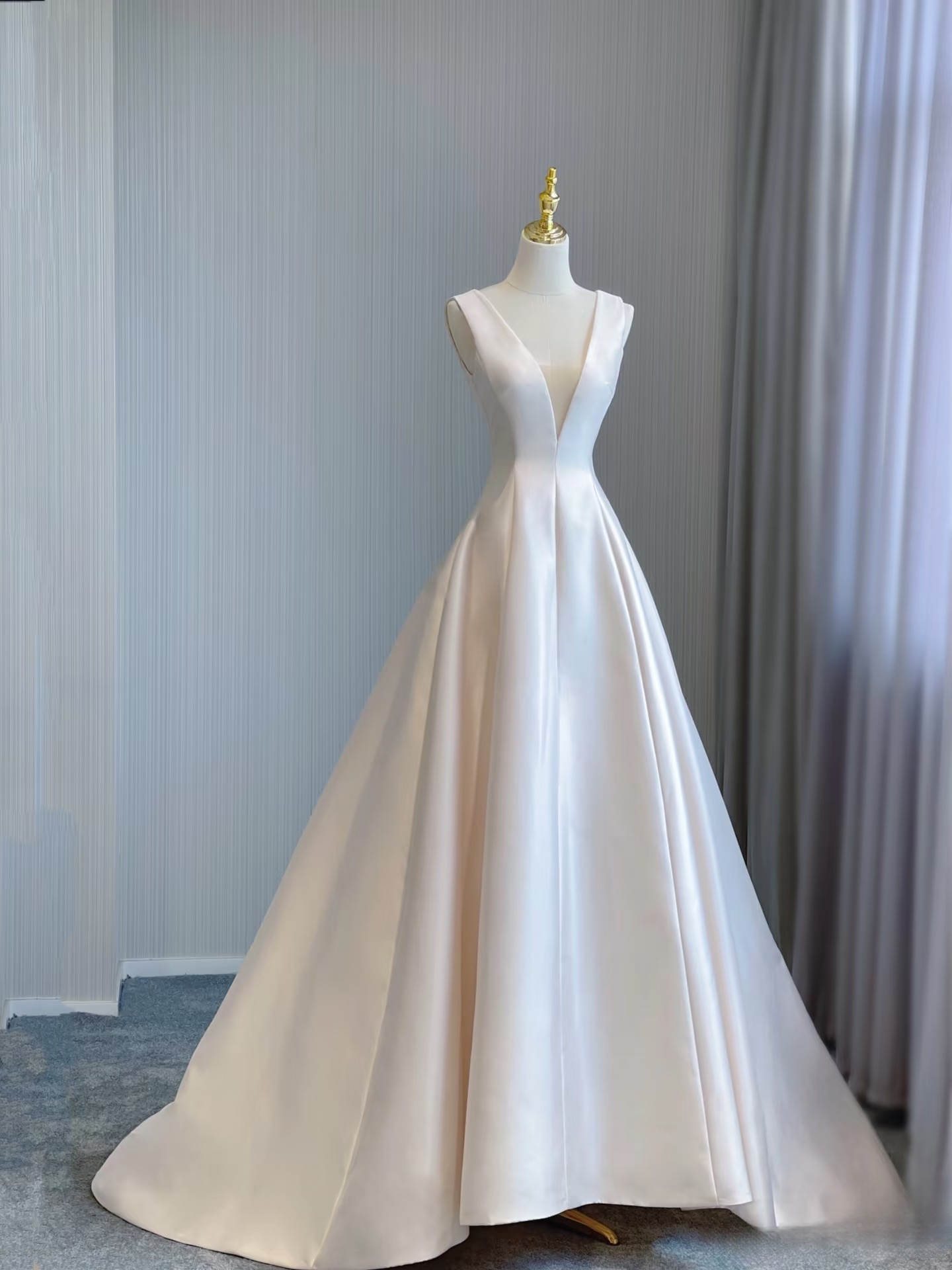 Traum Ballkleid V-Ausschnitt Ärmellos Satin Weiß Brautkleid Fee Formale Bräute Kleid Brautkleider AU138