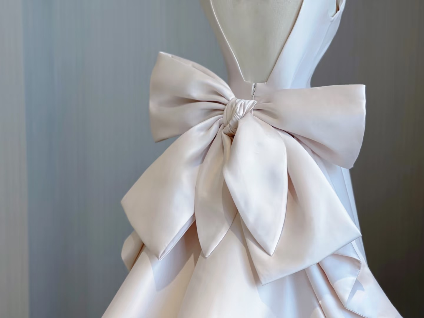 Traum Ballkleid V-Ausschnitt Ärmellos Satin Weiß Brautkleid Fee Formale Bräute Kleid Brautkleider AU138