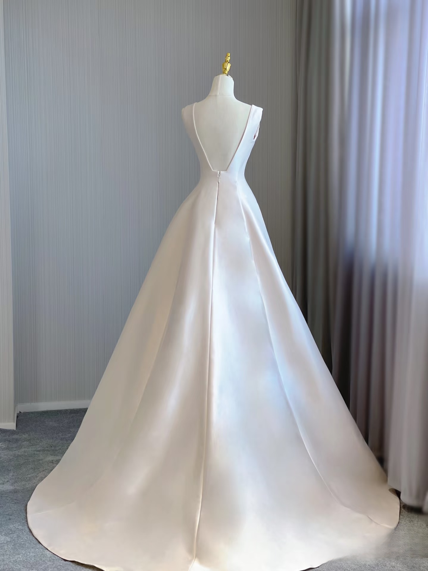 Traum Ballkleid V-Ausschnitt Ärmellos Satin Weiß Brautkleid Fee Formale Bräute Kleid Brautkleider AU138
