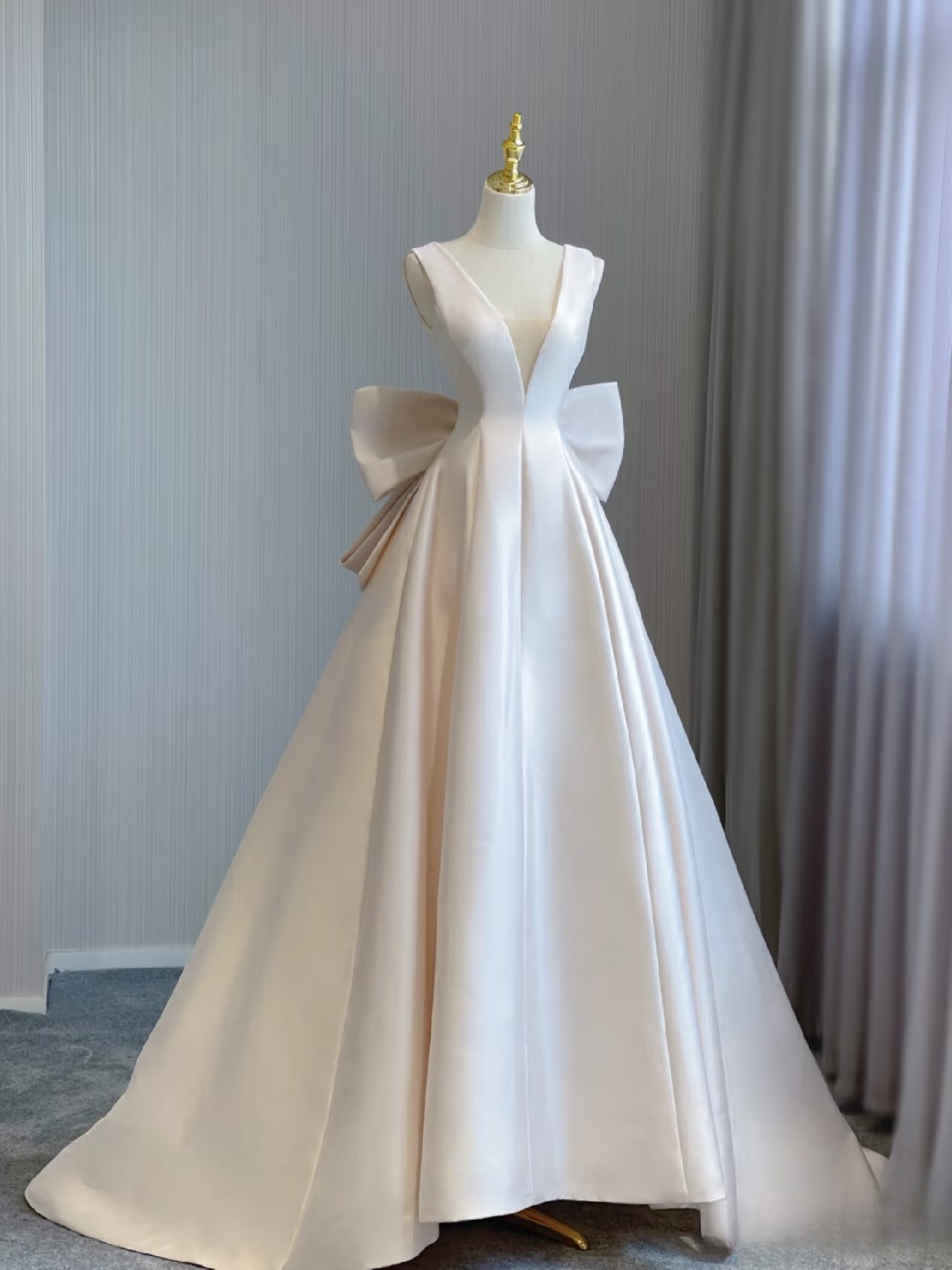 Traum Ballkleid V-Ausschnitt Ärmellos Satin Weiß Brautkleid Fee Formale Bräute Kleid Brautkleider AU138